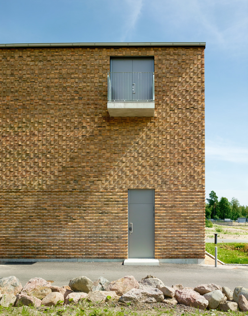 Dossier de presse | 5706-02 - Communiqué de presse | Tammisto Electricity Substation - Kivinen Rusanen Architects - Architecture industrielle - Partial view of the West facade - Crédit photo : Max Plunger