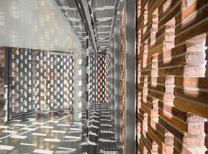 Dossier de presse | 5706-02 - Communiqué de presse | Tammisto Electricity Substation - Kivinen Rusanen Architects - Architecture industrielle - The double-skin cavity of the facade in front of the control room - Crédit photo : Tuomas Kivinen