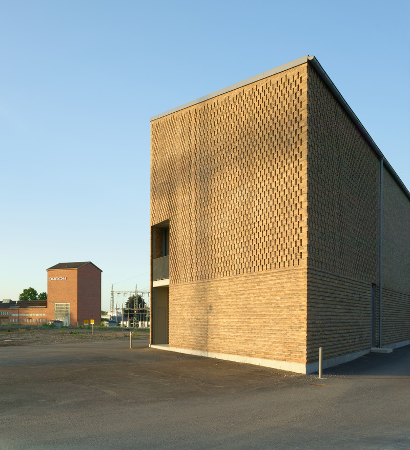 Dossier de presse | 5706-02 - Communiqué de presse | Tammisto Electricity Substation - Kivinen Rusanen Architects - Architecture industrielle - North-West corner of the new substation building with the old substation in the background - Crédit photo : Max Plunger