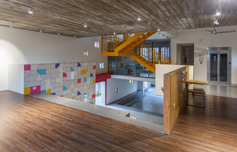 Dossier de presse | 5962-01 - Communiqué de presse | Learning Centre at Quest - KSM Architecture - Architecture institutionnelle - View showing amphitheatre and central atrium - Crédit photo : Sreenag BRS