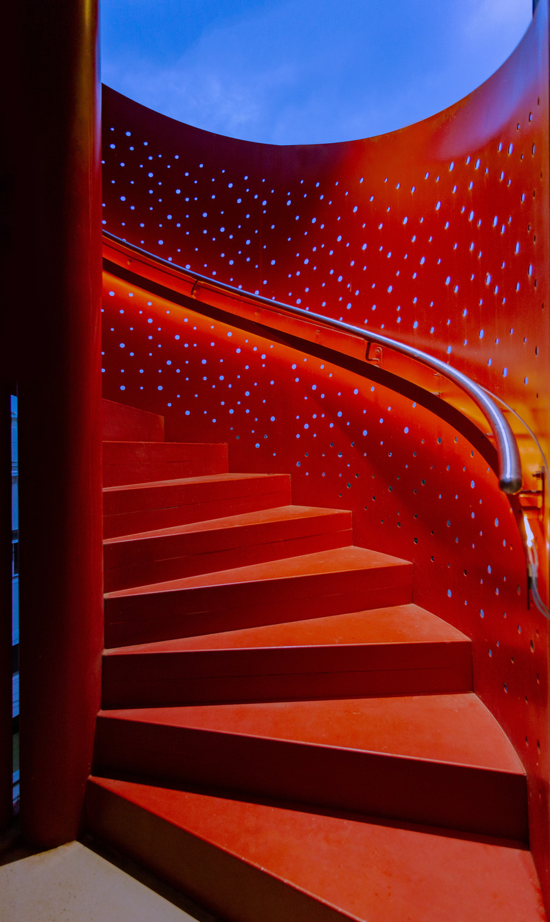 Dossier de presse | 5962-01 - Communiqué de presse | Learning Centre at Quest - KSM Architecture - Architecture institutionnelle - Lighting design for spiral staircase - Crédit photo : Sreenag BRS