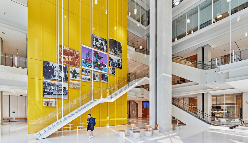 Dossier de presse | 809-42 - Communiqué de presse | Meet the 2024 AZ Awards Winners, People's Choice and Awards of Merit - AZURE Media - Concours - <p>Winner – Experiential Graphic Design</p><p><br></p><p>Ontario Court of Justice, Toronto, Canada</p><p><br></p><p>By Frontier Design, Toronto, Canada </p> - Crédit photo : Tom Rideout