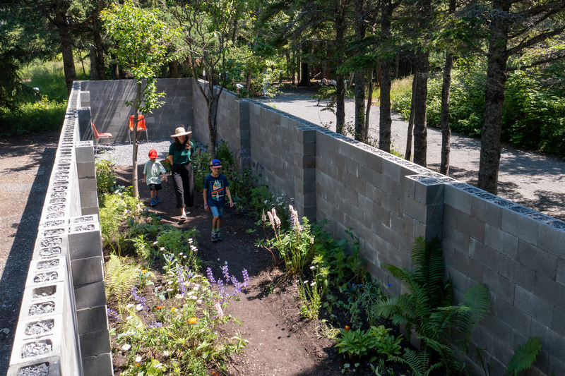 Press kit | 837-49 - Press release | Opening of the 25th International Garden Festival - International Garden Festival - Event + Exhibition - Pioniersplanters, "Rue Liereman | Organ Man Street" - Photo credit: Martin Bond