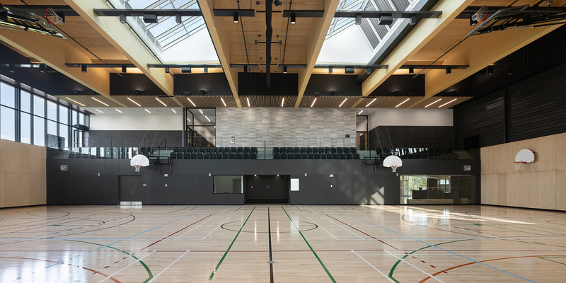 Press kit | 3253-05 - Press release | The Saint-Georges Multisport Complex: Bright and Welcoming - ABCP architecture in consortium with MLL et BBL architects - Institutional Architecture - Skylights and the wooden beams spanning 28 meters characterize the gymnasium. - Photo credit: Stéphane Groleau