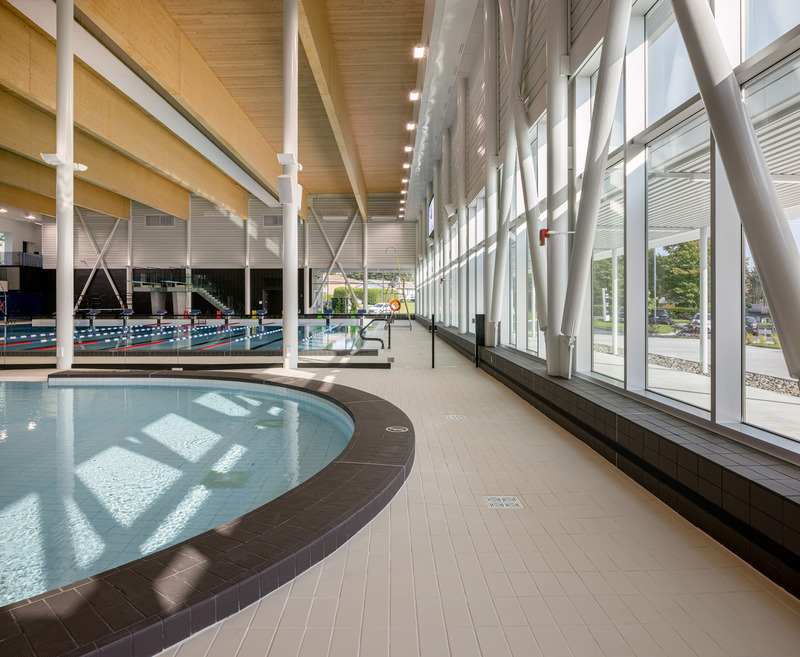 Press kit | 3253-05 - Press release | The Saint-Georges Multisport Complex: Bright and Welcoming - ABCP architecture in consortium with MLL et BBL architects - Institutional Architecture - The aquatic sector opens on the canopy which controls the sun's direct rays into the pool, preventing glare. - Photo credit: Stéphane Groleau
