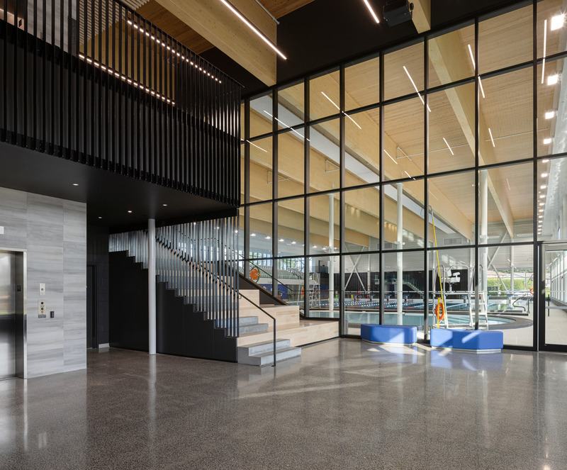 Press kit | 3253-05 - Press release | The Saint-Georges Multisport Complex: Bright and Welcoming - ABCP architecture in consortium with MLL et BBL architects - Institutional Architecture - In the hall, the wooden stepped staircase allows visitors great views over the aquatic area, - Photo credit: Stéphane Groleau