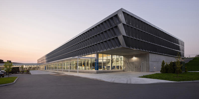 Press kit | 3253-05 - Press release | The Saint-Georges Multisport Complex: Bright and Welcoming - ABCP architecture in consortium with MLL et BBL architects - Institutional Architecture - Exterior view of the complex towards the canopy running alongside the aquatic area. - Photo credit: Stéphane Groleau