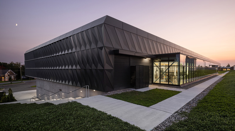 Press kit | 3253-05 - Press release | The Saint-Georges Multisport Complex: Bright and Welcoming - ABCP architecture in consortium with MLL et BBL architects - Institutional Architecture - Exterior view of the complex from the sports fields. - Photo credit: Stéphane Groleau