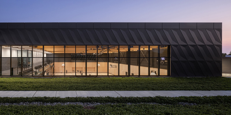 Press kit | 3253-05 - Press release | The Saint-Georges Multisport Complex: Bright and Welcoming - ABCP architecture in consortium with MLL et BBL architects - Institutional Architecture - View from the sports fields, where the large picture windows provide views of the activity in the gymnasium. - Photo credit: Stéphane Groleau