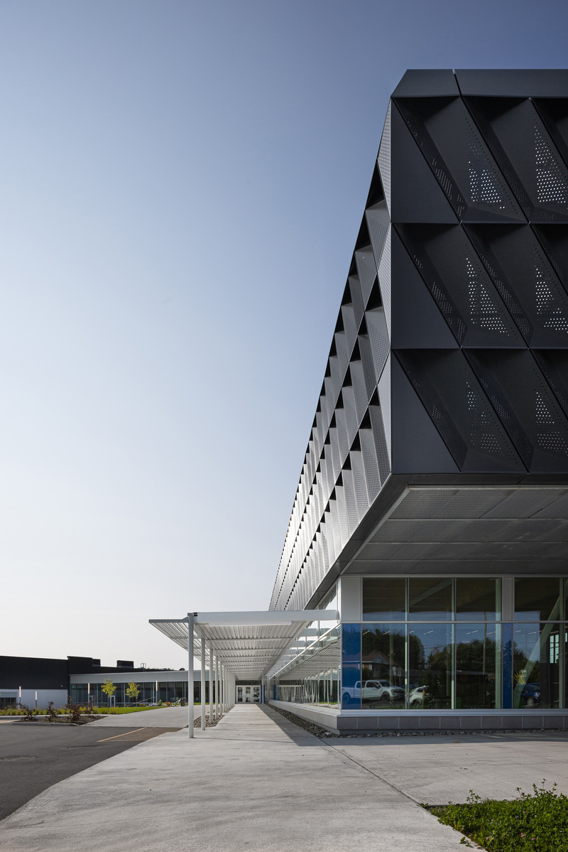 Press kit | 3253-05 - Press release | The Saint-Georges Multisport Complex: Bright and Welcoming - ABCP architecture in consortium with MLL et BBL architects - Institutional Architecture - On the south-facing side, the canopy and the aluminum second skin filter sunlight, ensuring optimal illumination without glare - Photo credit: Stéphane Groleau