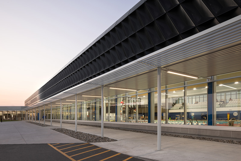 Press kit | 3253-05 - Press release | The Saint-Georges Multisport Complex: Bright and Welcoming - ABCP architecture in consortium with MLL et BBL architects - Institutional Architecture - The fully glazed base of the complex is topped with an aluminum cladding featuring a diamond effect - Photo credit: Stéphane Groleau