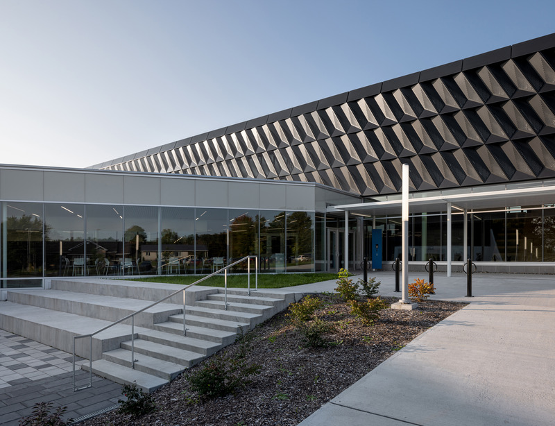 Press kit | 3253-05 - Press release | The Saint-Georges Multisport Complex: Bright and Welcoming - ABCP architecture in consortium with MLL et BBL architects - Institutional Architecture - <table id="412c53ae-64b3-3316-2d20-065d137e3a91" data-aloha-ephemera-attr="id" class="aloha-ephemera-attr">  <tbody><tr>   <td style="">    </td>  </tr> </tbody></table>A glass atrium perpendicular to the sports complex connects to the secondary school and houses a lounge, changing rooms, and offices. - Photo credit: Stéphane Groleau