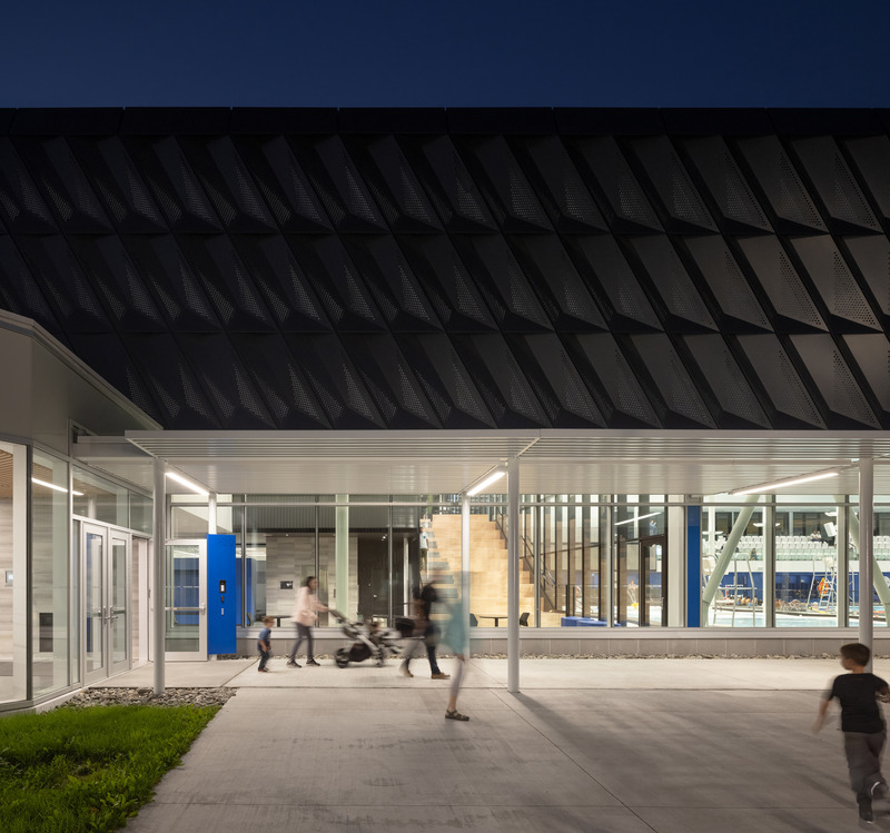 Press kit | 3253-05 - Press release | The Saint-Georges Multisport Complex: Bright and Welcoming - ABCP architecture in consortium with MLL et BBL architects - Institutional Architecture - Abundantly glazed, the building's interface enhances the liveliness of the forecourt, offering views and natural light to the pool area. - Photo credit: Stéphane Groleau
