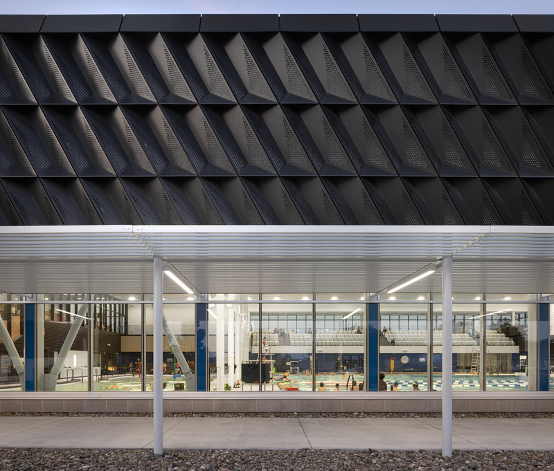 Press kit | 3253-05 - Press release | The Saint-Georges Multisport Complex: Bright and Welcoming - ABCP architecture in consortium with MLL et BBL architects - Institutional Architecture - <p>A canopy welcomes and guides visitors to the main entrance, running alongside the pool and revealing the activity within the building.</p> - Photo credit: Stéphane Groleau