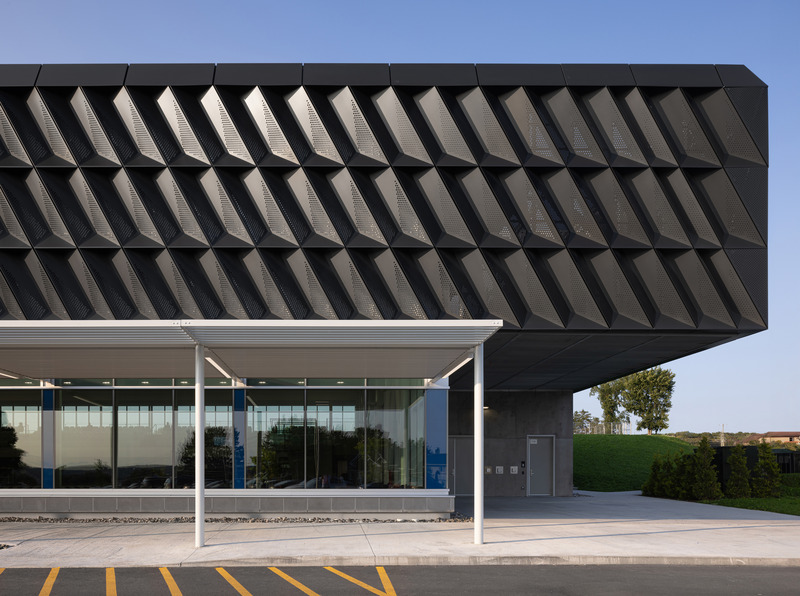 Press kit | 3253-05 - Press release | The Saint-Georges Multisport Complex: Bright and Welcoming - ABCP architecture in consortium with MLL et BBL architects - Institutional Architecture - A canopy welcomes and guides visitors to the main entrance, running alongside the pool and revealing the activity within the building. - Photo credit: Stéphane Groleau