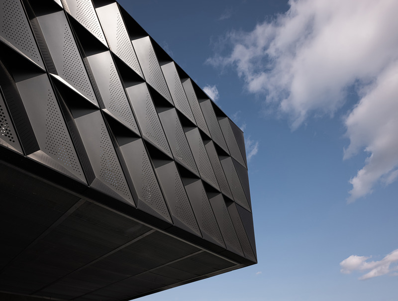 Press kit | 3253-05 - Press release | The Saint-Georges Multisport Complex: Bright and Welcoming - ABCP architecture in consortium with MLL et BBL architects - Institutional Architecture - Close-up on the aluminum cladding featuring a diamond effect - Photo credit: Stéphane Groleau
