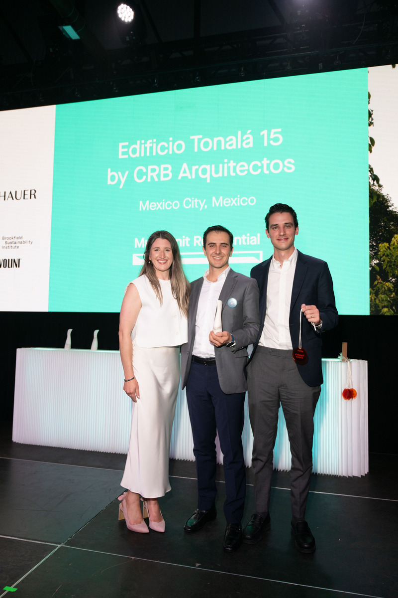 Dossier de presse | 809-42 - Communiqué de presse | Meet the 2024 AZ Awards Winners, People's Choice and Awards of Merit - AZURE Media - Concours - Christine Hébert, Project Manager at Alumilex, presenting the 2024 AZ Awards Trophy and the People's Choice Medallion to Sebastián Canales (left) and Javier Rivero Borell of CRB Arquitectos for Edificio Tonolá 15, Winner and People's Choice in Architecture, Multi-Residential Buildings category. - Crédit photo : Mauricio Calero