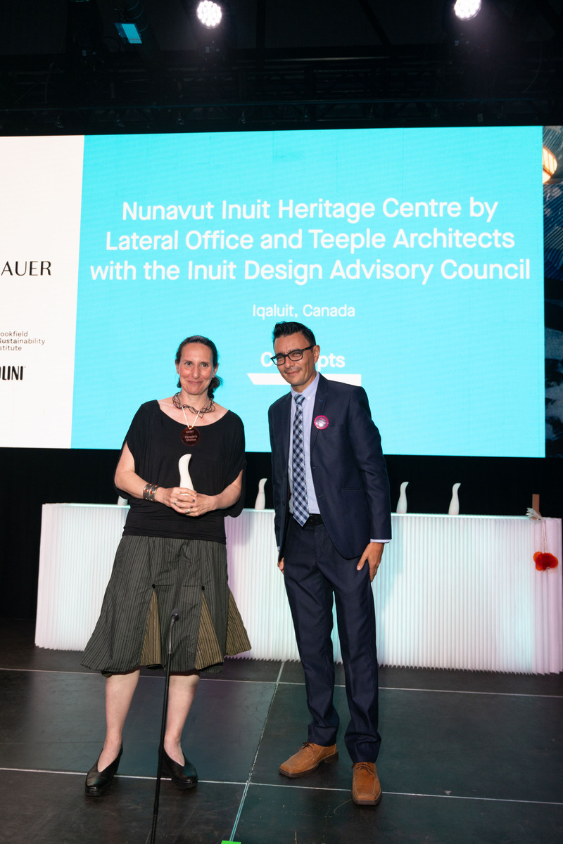 Dossier de presse | 809-42 - Communiqué de presse | Meet the 2024 AZ Awards Winners, People's Choice and Awards of Merit - AZURE Media - Concours - Jose Varon, Marketing Coordinator at Cosentino, presenting the 2024 AZ Awards Trophy and People's Choice Medallion to Lola Sheppard of Lateral Office for the Nunavut Inuit Heritage Centre, Iqaluit, Winner and People's Choice in the Concepts category. - Crédit photo : Mauricio Calero