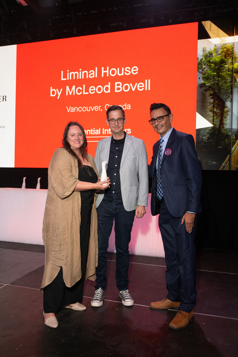 Dossier de presse | 809-42 - Communiqué de presse | Meet the 2024 AZ Awards Winners, People's Choice and Awards of Merit - AZURE Media - Concours - Jose Varon, Marketing Coordinator at Cosentino, presenting the 2024 AZ Awards Trophy to Lisa Bovell and Matthew McLeod of McLeod Bovell for Liminal House, Winner in the Residential Interiors category. - Crédit photo : Mauricio Calero