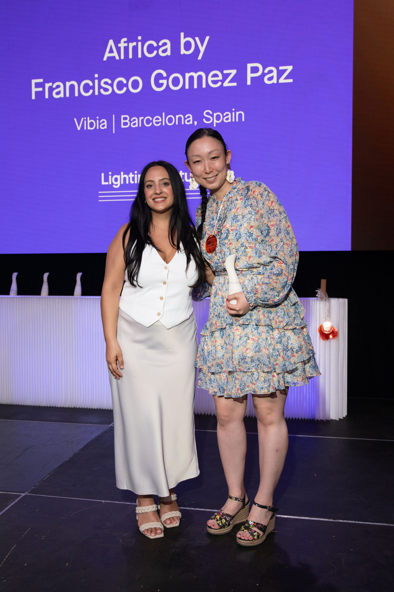 Dossier de presse | 809-42 - Communiqué de presse | Meet the 2024 AZ Awards Winners, People's Choice and Awards of Merit - AZURE Media - Concours - Christina Patriarca, Marketing Manager at Colombo Design America, presenting the 2024 AZ Awards Trophy and the People's Choice Medallion to Arisa Sato of Vibia for Africa, Winner &amp; People's Choice in the Design, Lighting Fixtures category. - Crédit photo : Mauricio Calero