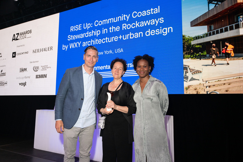Dossier de presse | 809-42 - Communiqué de presse | Meet the 2024 AZ Awards Winners, People's Choice and Awards of Merit - AZURE Media - Concours - Matt Hexemer, Director of the Brookfield Sustainability Institute's Global Solutions Studio, presenting the 2024 AZ Awards Trophy to Claire Weisz (left) and Farida Abu-Bakare of WXY architecture+urban design, for RISE UP, Winner in the Environmental Leadership category. - Crédit photo : Mauricio Calero