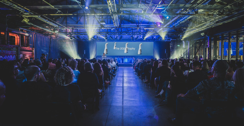 Dossier de presse | 809-42 - Communiqué de presse | Meet the 2024 AZ Awards Winners, People's Choice and Awards of Merit - AZURE Media - Concours - Guests at the Award Show area for the reveal of the 2024 AZ Awards Winners - Crédit photo : Corey Kelly