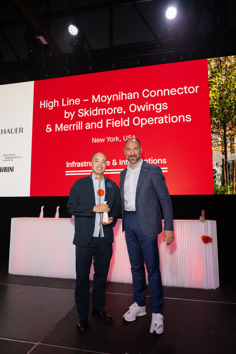 Dossier de presse | 809-42 - Communiqué de presse | Meet the 2024 AZ Awards Winners, People's Choice and Awards of Merit - AZURE Media - Concours - Raffi Kouyoumdjian (right) Managing Director of Technogym Canada, presenting the 2024 AZ Awards Trophy and the People's Choice Medallion to Andrew Lee of Skidmore, Owings &amp; Merrill for High Line – Moynihan Connector, Winner and People's Choice in the Urban Design, Infrastructure and Interventions category. - Crédit photo : Mauricio Calero