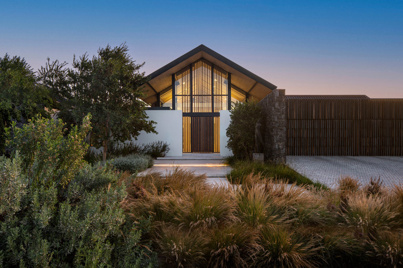 Dossier de presse | 5741-01 - Communiqué de presse | Winelands Villa: Contemporary Blend of Farmhouse & Modern Design - ARRCC - Design d’intérieur résidentiel - The front of home, entry way and arrival area. - Crédit photo : Adam Letch
