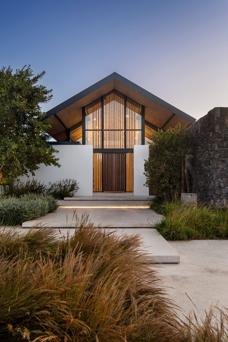 Dossier de presse | 5741-01 - Communiqué de presse | Winelands Villa: Contemporary Blend of Farmhouse & Modern Design - ARRCC - Design d’intérieur résidentiel - The front of home, entry way and arrival area (second shot). - Crédit photo : Adam Letch