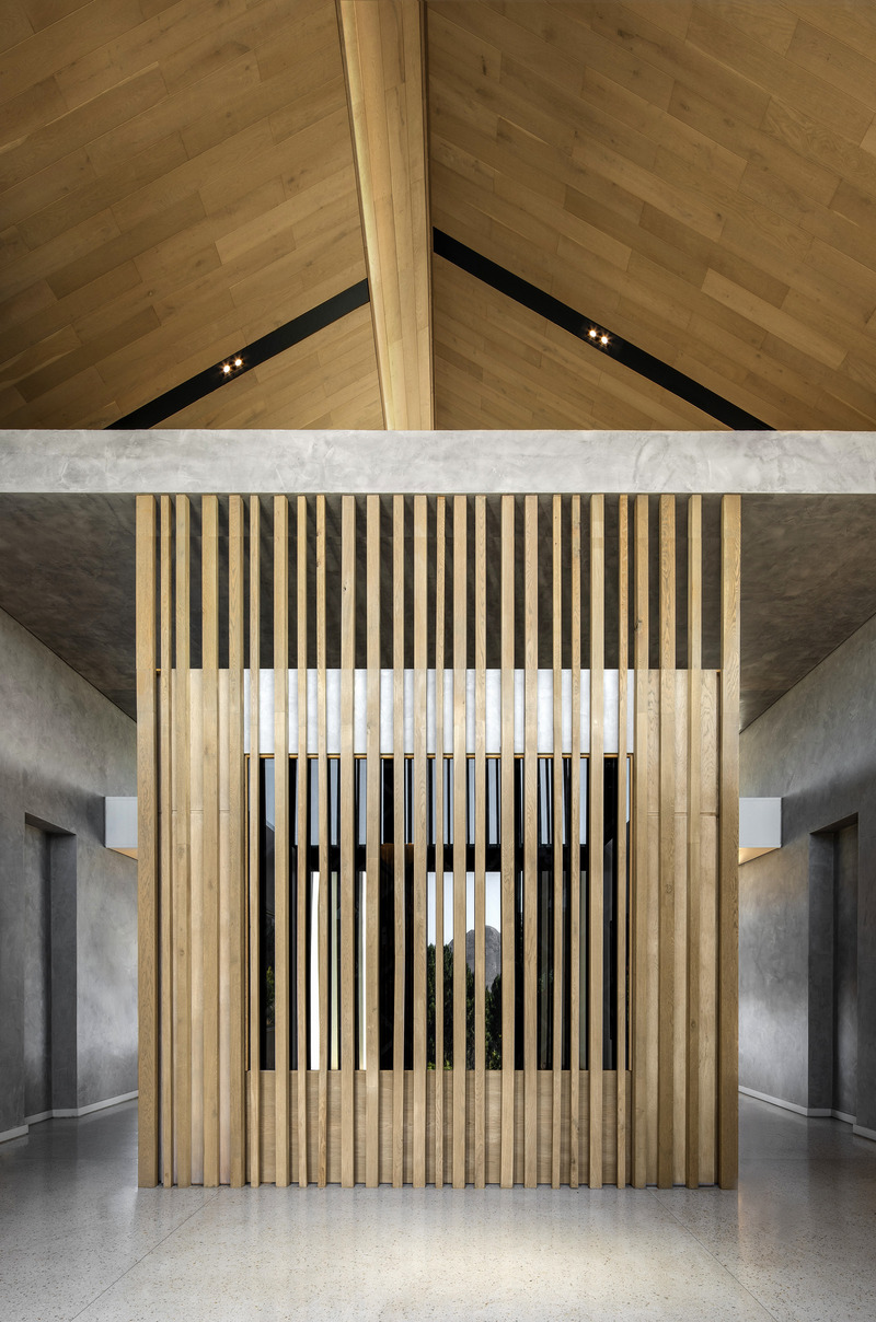 Dossier de presse | 5741-01 - Communiqué de presse | Winelands Villa: Contemporary Blend of Farmhouse & Modern Design - ARRCC - Design d’intérieur résidentiel - The double volume lobby arrival area, featuring the pitched roofs and concealed lighting detail. - Crédit photo : Adam Letch