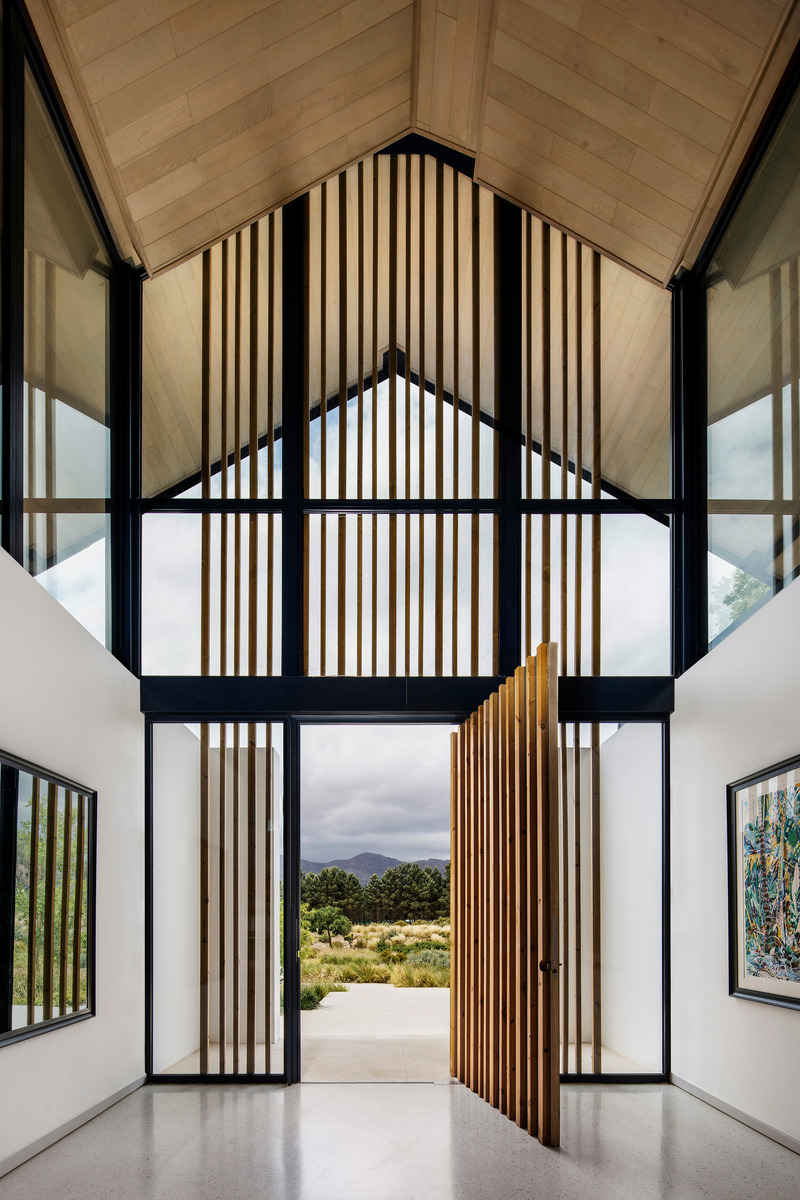 Dossier de presse | 5741-01 - Communiqué de presse | Winelands Villa: Contemporary Blend of Farmhouse & Modern Design - ARRCC - Design d’intérieur résidentiel - The double volume arrival area and front of house. - Crédit photo : Adam Letch