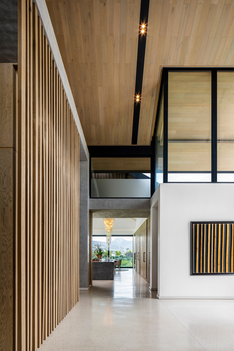 Dossier de presse | 5741-01 - Communiqué de presse | Winelands Villa: Contemporary Blend of Farmhouse & Modern Design - ARRCC - Design d’intérieur résidentiel - The arrival areas flows into the main kitchen, and passes the enclosed wine cellar room. - Crédit photo : Adam Letch