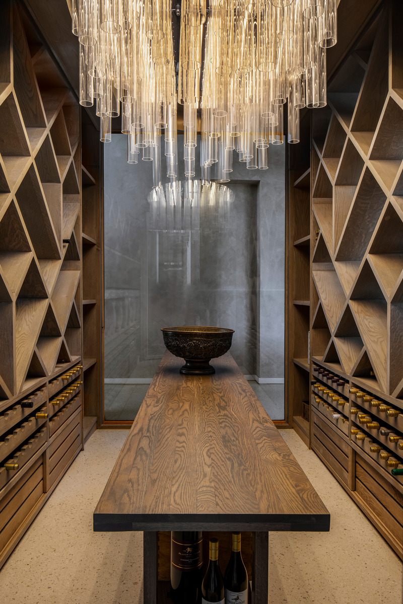 Dossier de presse | 5741-01 - Communiqué de presse | Winelands Villa: Contemporary Blend of Farmhouse & Modern Design - ARRCC - Design d’intérieur résidentiel - The enclosed, wine cellar room.  - Crédit photo : Adam Letch