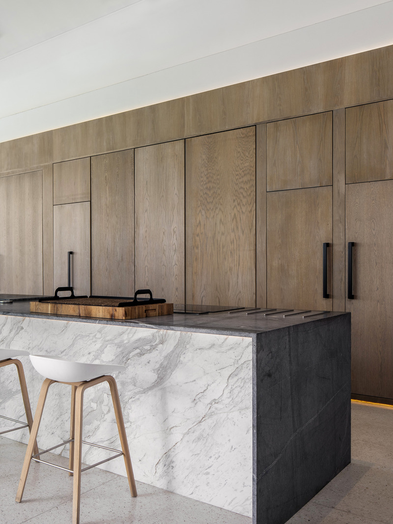 Dossier de presse | 5741-01 - Communiqué de presse | Winelands Villa: Contemporary Blend of Farmhouse & Modern Design - ARRCC - Design d’intérieur résidentiel - The main kitchen dually flows into the living room area and outdoor section, with 360 views of the surrounding mountains.<br> - Crédit photo : Adam Letch