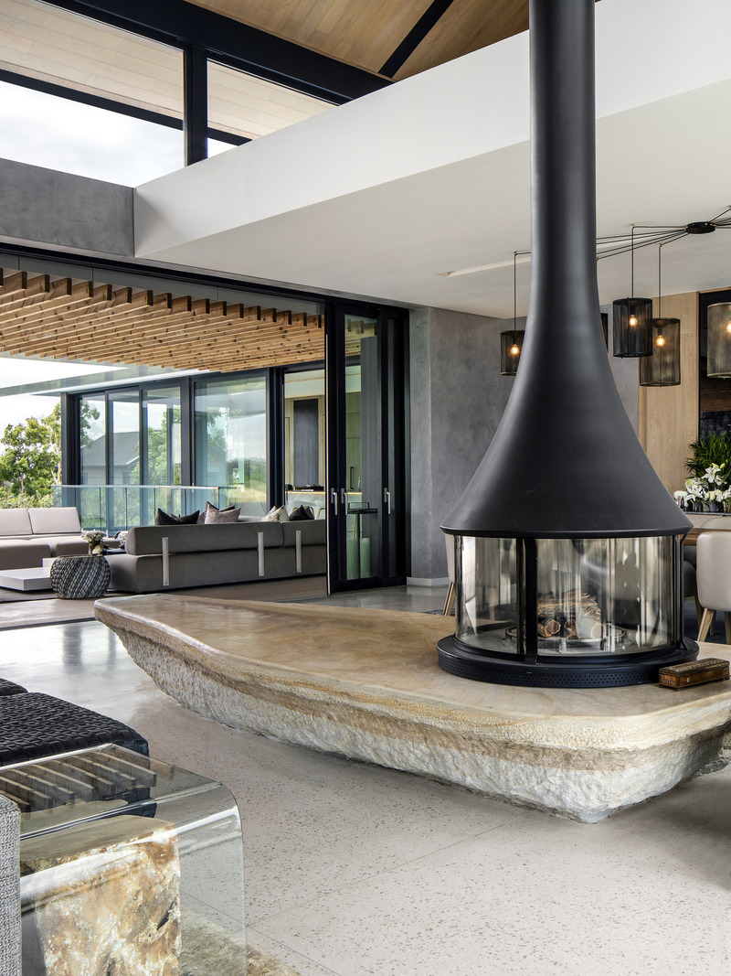 Dossier de presse | 5741-01 - Communiqué de presse | Winelands Villa: Contemporary Blend of Farmhouse & Modern Design - ARRCC - Design d’intérieur résidentiel - The space also features a bespoke, hand-carved rock fireplace.<br> - Crédit photo : Adam Letch