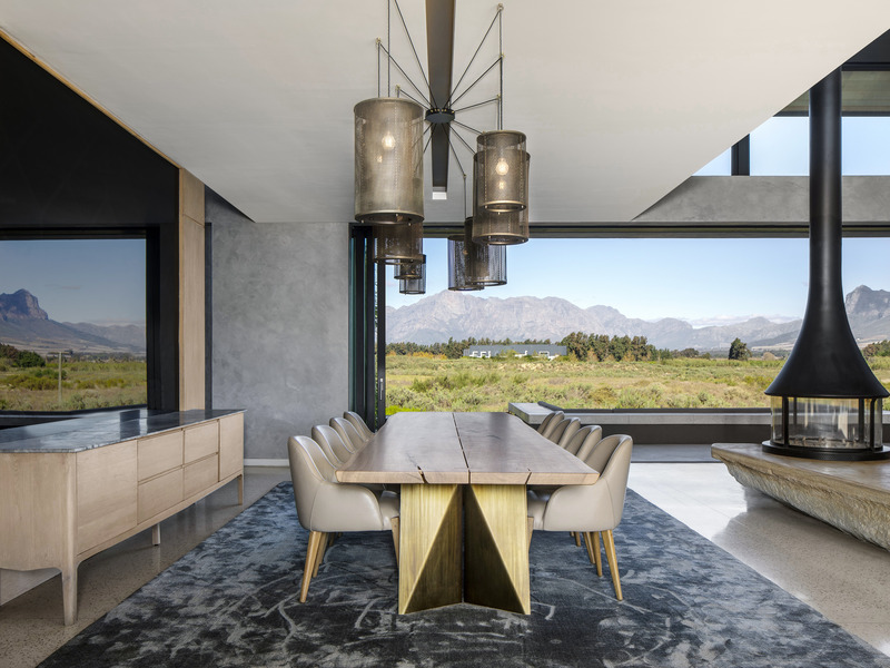Dossier de presse | 5741-01 - Communiqué de presse | Winelands Villa: Contemporary Blend of Farmhouse & Modern Design - ARRCC - Design d’intérieur résidentiel - The central dining room, featuring bespoke furniture, lighting and fittings.<br style=""> - Crédit photo : Adam Letch<br>