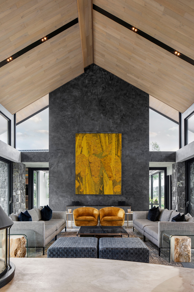 Dossier de presse | 5741-01 - Communiqué de presse | Winelands Villa: Contemporary Blend of Farmhouse & Modern Design - ARRCC - Design d’intérieur résidentiel - The pitched roofs and concealed lighting are echoed in the lounge <br>area. The space is complimented with curated artwork.<br><br> - Crédit photo : Adam Letch