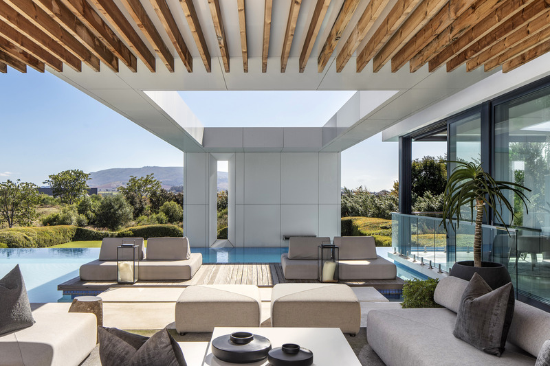 Dossier de presse | 5741-01 - Communiqué de presse | Winelands Villa: Contemporary Blend of Farmhouse & Modern Design - ARRCC - Design d’intérieur résidentiel - Outdoor entertainment area, accompanied by surrounding mountain views. - Crédit photo : Adam Letch