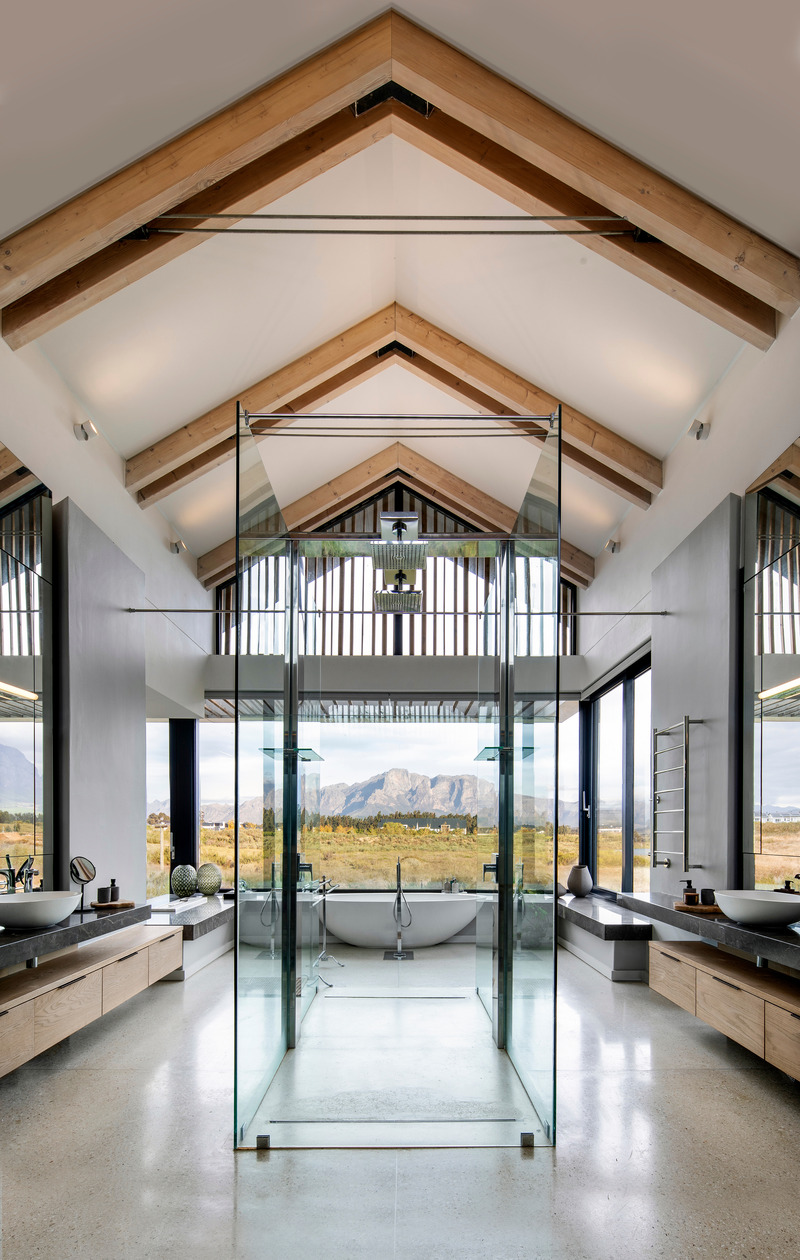 Dossier de presse | 5741-01 - Communiqué de presse | Winelands Villa: Contemporary Blend of Farmhouse & Modern Design - ARRCC - Design d’intérieur résidentiel - The main bedroom ensuite is equipped with a freestanding bath, and a symmetrical design, to elevate the exterior facing views.<br> - Crédit photo : Adam Letch