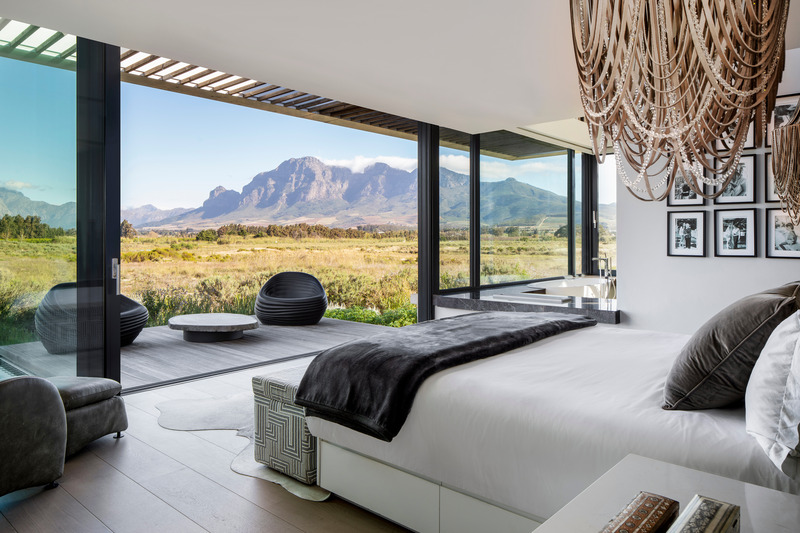 Dossier de presse | 5741-01 - Communiqué de presse | Winelands Villa: Contemporary Blend of Farmhouse & Modern Design - ARRCC - Design d’intérieur résidentiel - The main suite, accompanied by an outdoor terrace and surrounding mountain views.<br> - Crédit photo : Adam Letch