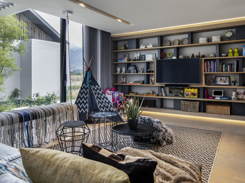 Dossier de presse | 5741-01 - Communiqué de presse | Winelands Villa: Contemporary Blend of Farmhouse & Modern Design - ARRCC - Design d’intérieur résidentiel - Children's play pen room.  - Crédit photo : Adam Letch