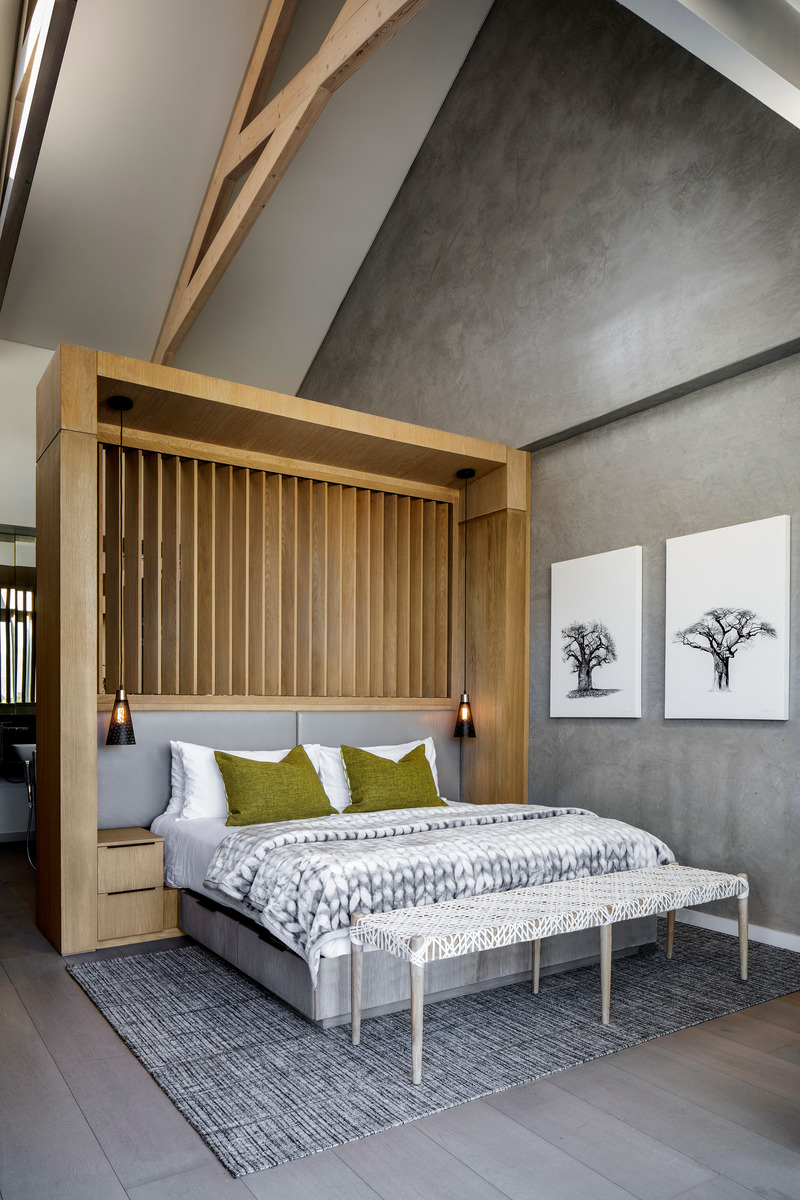 Dossier de presse | 5741-01 - Communiqué de presse | Winelands Villa: Contemporary Blend of Farmhouse & Modern Design - ARRCC - Design d’intérieur résidentiel - Secondary bedroom with accented pitched roofs.<br style="">  - Crédit photo : Adam Letch