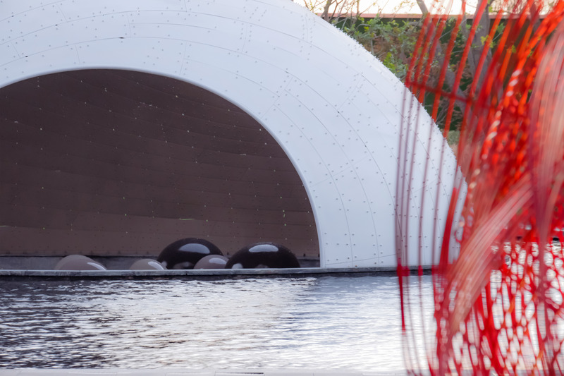 Dossier de presse | 7020-02 - Communiqué de presse | Digital Design of a Thin-Shell Metal Woven Pavilion - XISUI Design - Architecture de paysage -  A pavilion rests on the water's surface.  - Crédit photo : Photo by Yihao Hu, XISUI Design