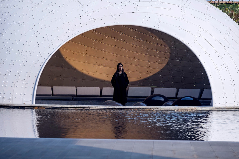 Dossier de presse | 7020-02 - Communiqué de presse | Digital Design of a Thin-Shell Metal Woven Pavilion - XISUI Design - Architecture de paysage - Matt brown-gold walls create a cave-like interior, immersing visitors in a calm state. - Crédit photo : Photo by Yihao Hu, XISUI Design