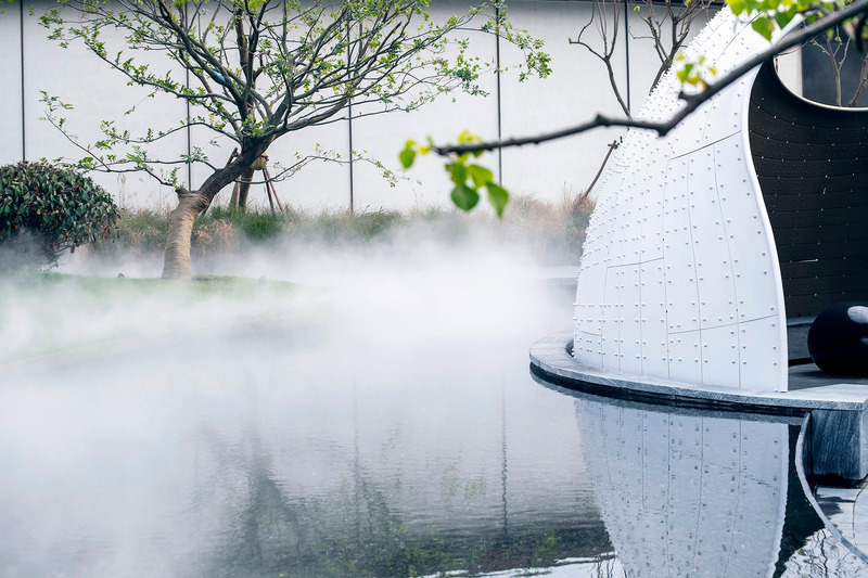 Dossier de presse | 7020-02 - Communiqué de presse | Digital Design of a Thin-Shell Metal Woven Pavilion - XISUI Design - Architecture de paysage - The centripetal dome and pool evoke a sense of being enveloped by mountains and the sea, featuring amplifying acoustics that foster introspection and reflection. - Crédit photo : Photo by Yihao Hu, XISUI Design