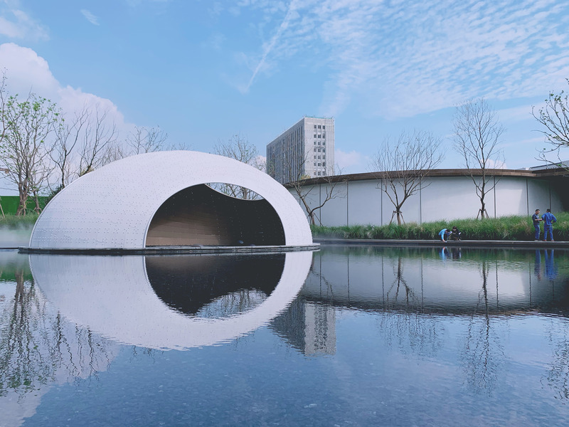 Dossier de presse | 7020-02 - Communiqué de presse | Digital Design of a Thin-Shell Metal Woven Pavilion - XISUI Design - Architecture de paysage - From a distance, the pavilion harmonizes with its surroundings during the day. - Crédit photo : Photo by Yihao Hu, XISUI Design