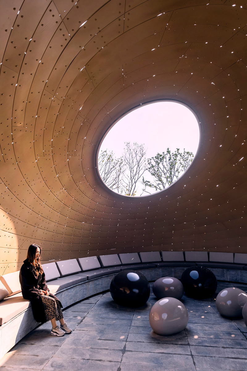 Dossier de presse | 7020-02 - Communiqué de presse | Digital Design of a Thin-Shell Metal Woven Pavilion - XISUI Design - Architecture de paysage - A space encourages meditation and inner peace. - Crédit photo : Photo by Yihao Hu, XISUI Design