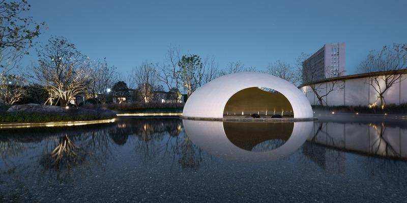 Dossier de presse | 7020-02 - Communiqué de presse | Digital Design of a Thin-Shell Metal Woven Pavilion - XISUI Design - Architecture de paysage - At night, the Thin-shell Metal Woven Pavilion and its reflection shimmer on the water.  - Crédit photo : Photo by Fancy Images