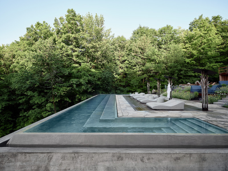 Dossier de presse | 1408-03 - Communiqué de presse | BALNEA spa + réserve thermale inaugure de nouvelles installations célébrant la nature - BALNEA spa + réserve thermale - Architecture commerciale -   Terrasse avec bain infini à remous    - Crédit photo :  Maxime Brouillet 