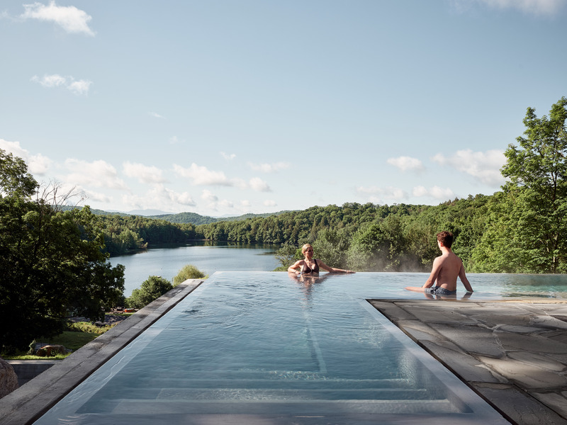 Dossier de presse | 1408-03 - Communiqué de presse | BALNEA spa + réserve thermale inaugure de nouvelles installations célébrant la nature - BALNEA spa + réserve thermale - Architecture commerciale -  Terrasse avec bain infini à remous   - Crédit photo :  Maxime Brouillet 
